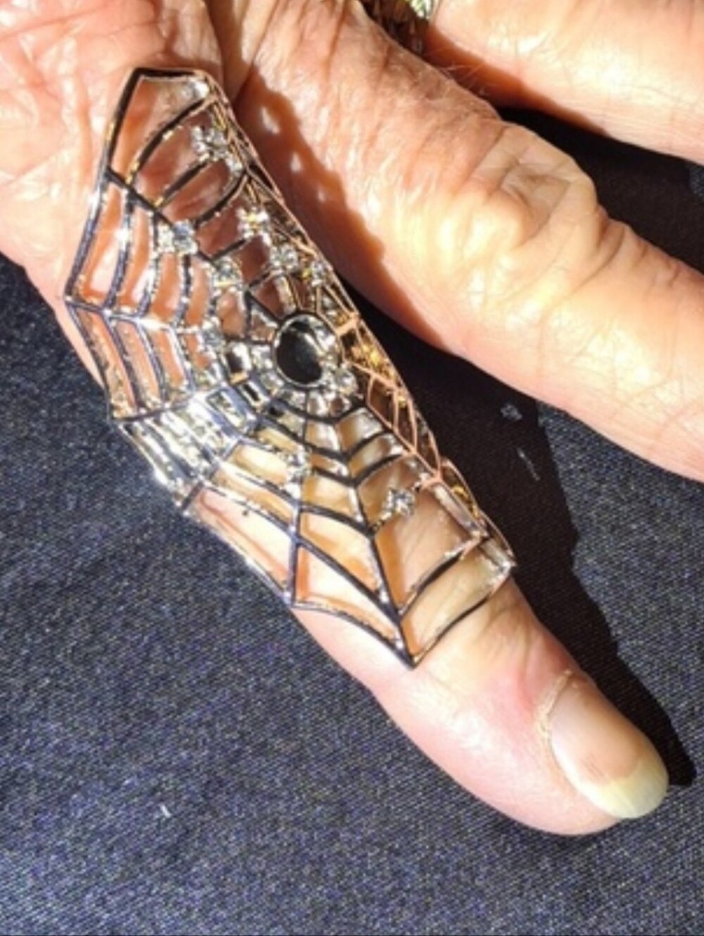 Akira SPIDER LONG FINGER RING